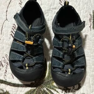 Keen youth size 13 Sandler blue